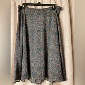 A line skirt with prints